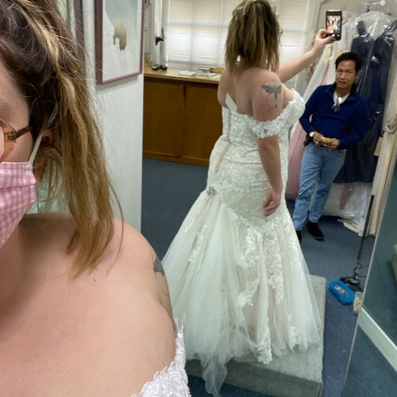 Essence of Australia D3044 Wedding Dress and Veil - Picture 4 of 10